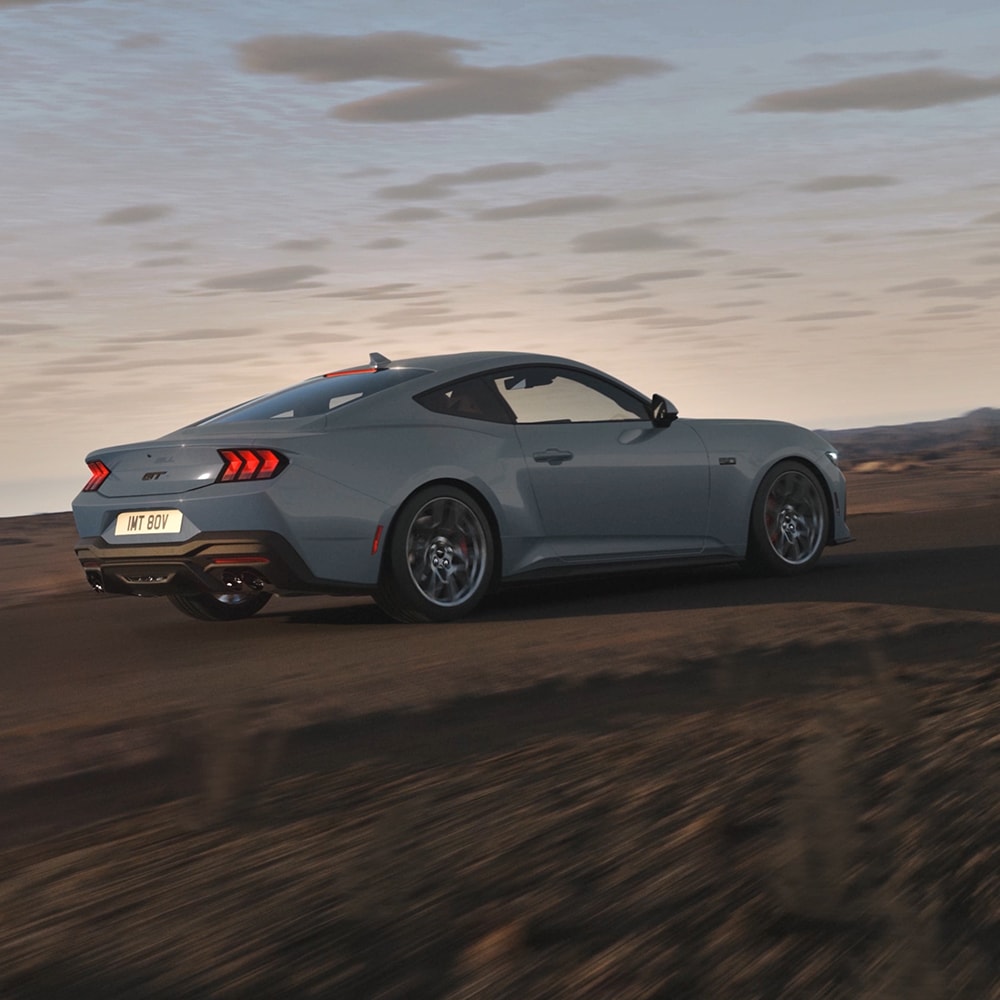Ford Mustang bleue dans un virage