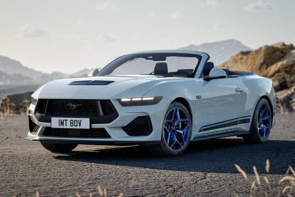Ford Mustang California Special blanche de profil sur une route de montagne