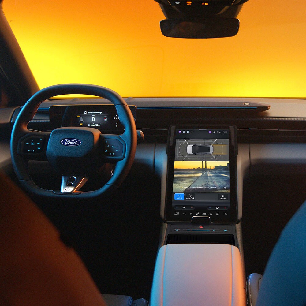 L’écran tactile du Ford Capri® affichant le système de caméra de stationnement à 360° et les directives d’aide au stationnement.