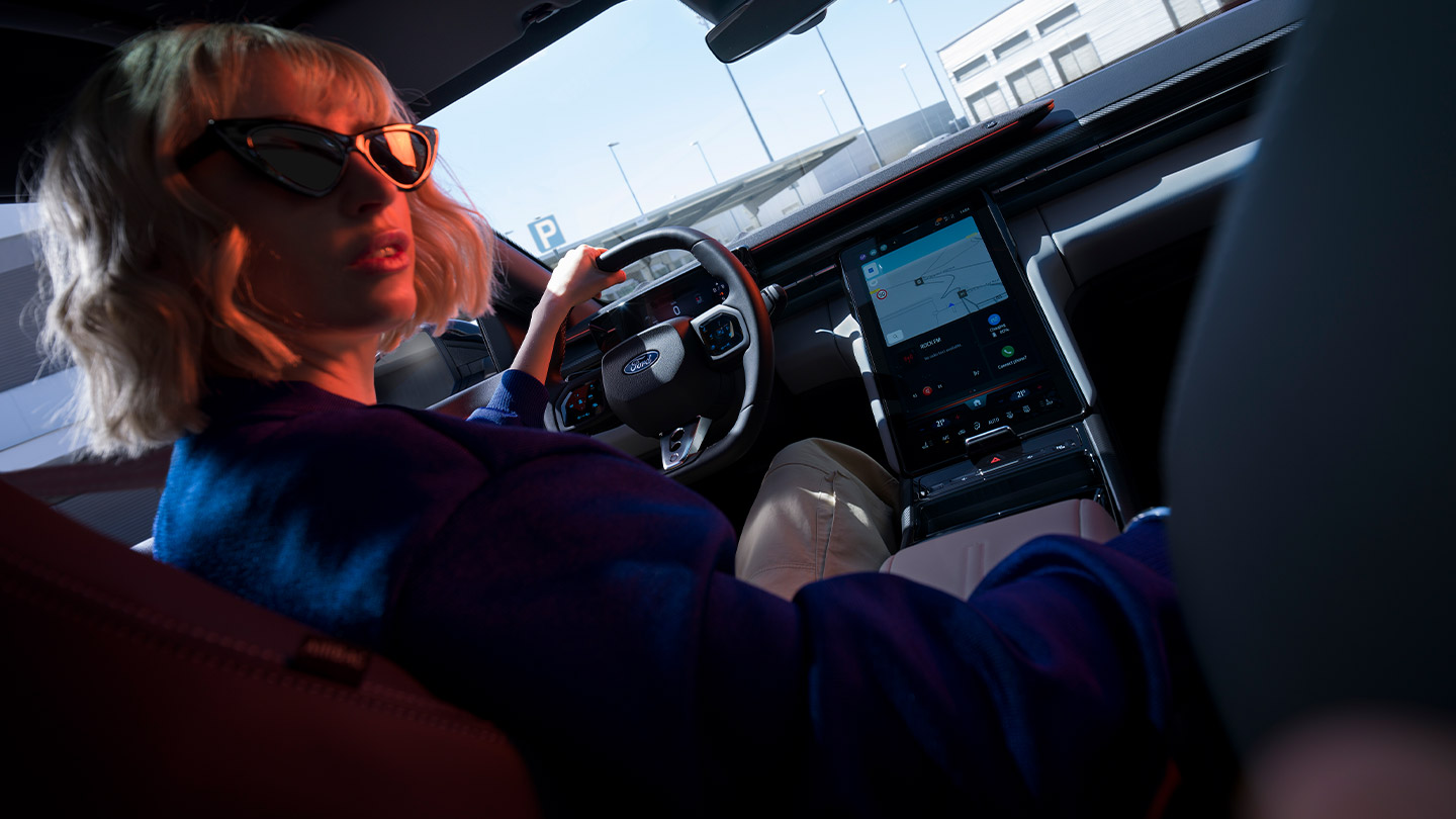 Le nouveau Ford Capri® avec vue sur le volant, le tableau de bord et le grand écran tactile SYNC® Move.