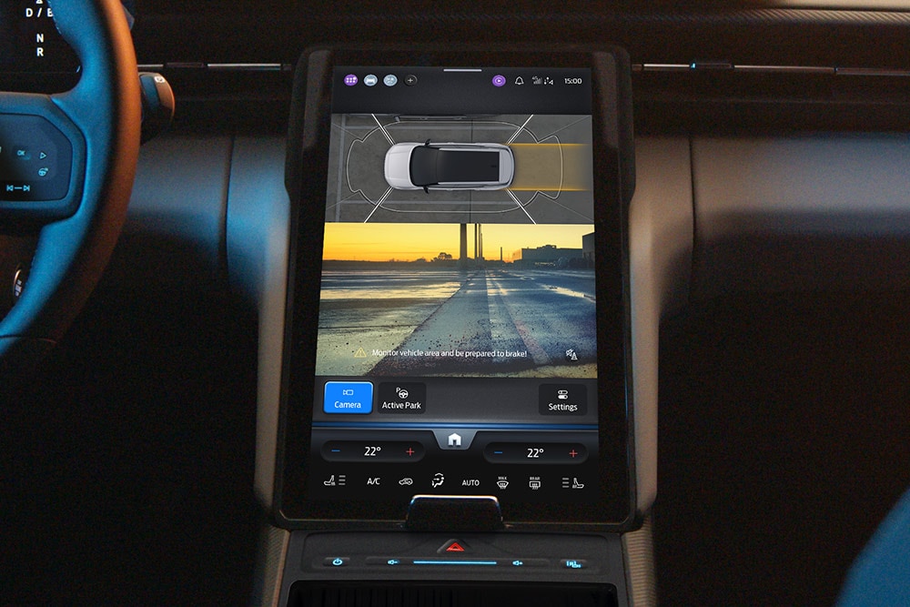 L’écran tactile du Ford Capri® affichant le système de caméra de stationnement à 360° et les directives d’aide au stationnement.