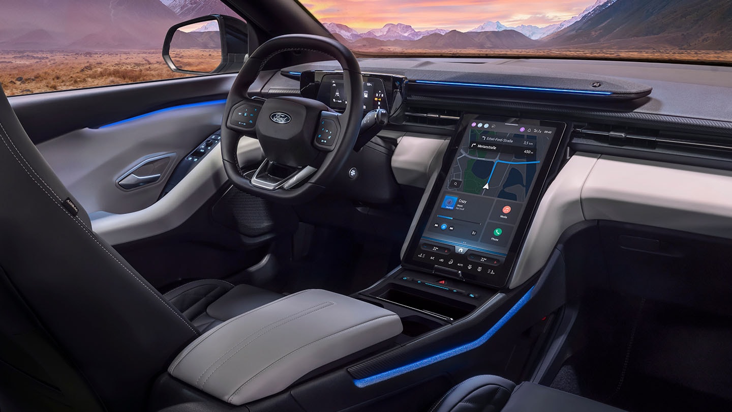 L'habitacle du nouveau Ford Explorer® 100 % électrique avec éclairage ambiant bleu.