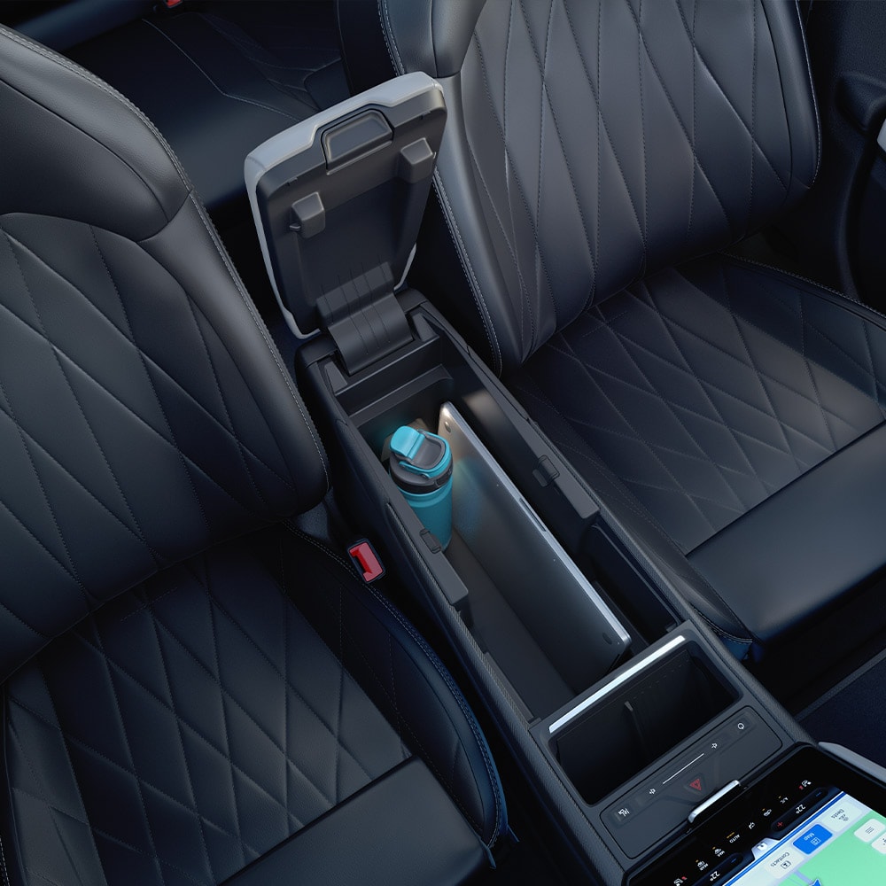 L'espace de rangement intérieur de la MegaConsole, accueillant un ordinateur portable et un support de téléphone portable.