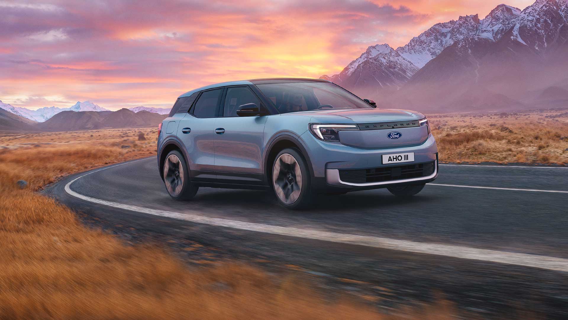 Le nouveau Ford Explorer® 100 % électrique circulant sur une route de montagne au coucher du soleil.