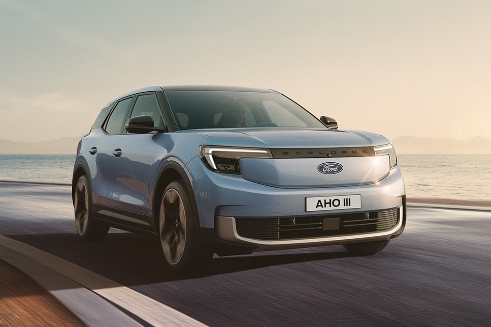 Le nouveau Ford Explorer® 100 % électrique circulant sur une route de montagne au coucher du soleil.