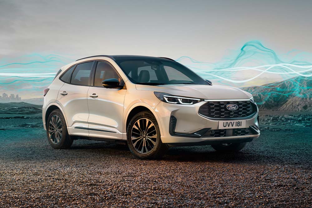 Le modèle Ford Kuga Sound Edition en blanc, garé avec des ondes sonores vertes en arrière-plan.