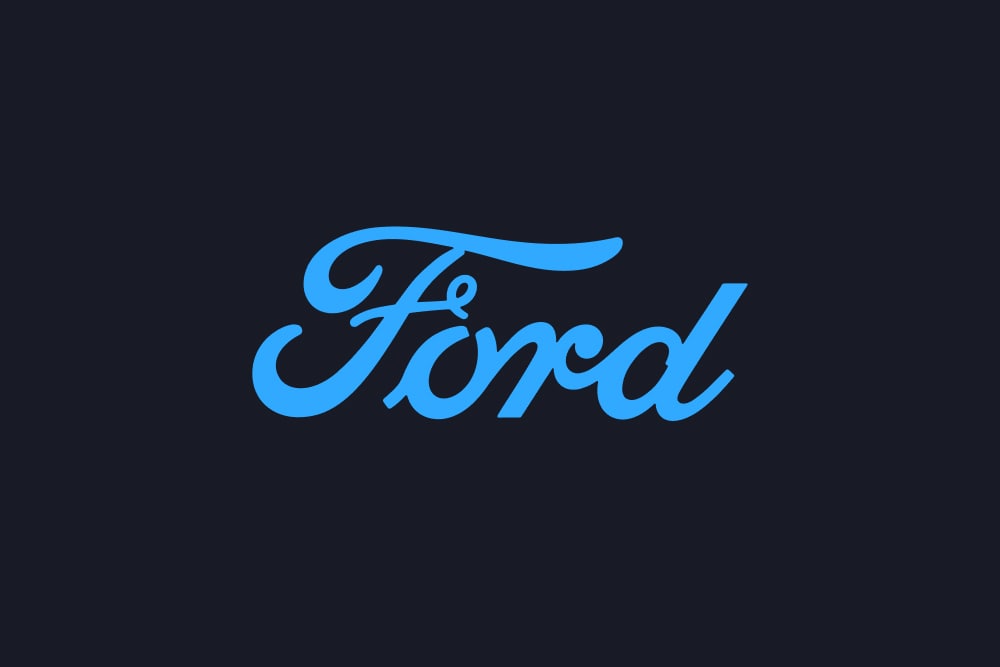Lettrage Ford de couleur bleue sur fond noir.