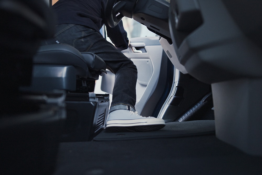 Une personne sort de l’habitacle à disposition pratique du Ford Tourneo Custom.