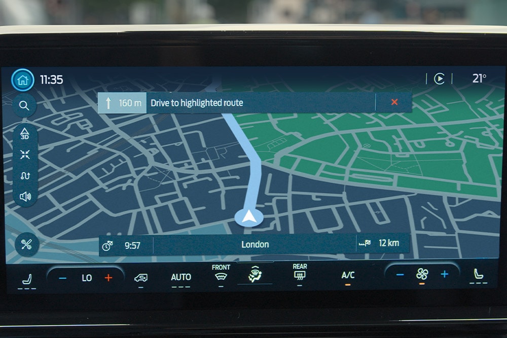 L’écran de navigation dans le Ford Tourneo Custom affiche une carte avec un itinéraire tracé vers Londres.