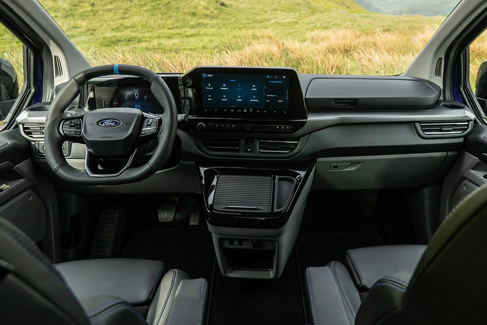Le tableau de bord, la console centrale et le volant du Ford Tourneo Custom MS-RT.