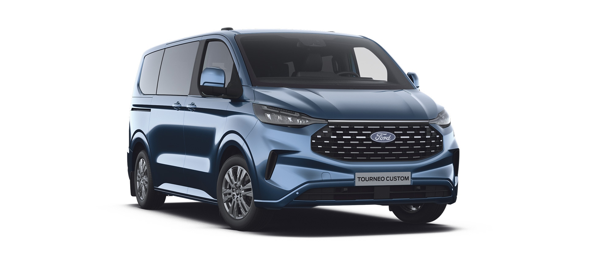 Vue avant 3/4 d’un Ford Tourneo Titanium bleu sur un fond blanc.