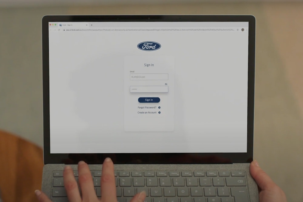 Un écran d'ordinateur affiche le formulaire de connexion au compte Ford