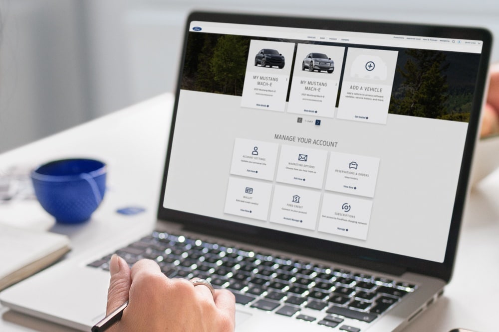 Une personne consulte le logiciel Ford depuis un ordinateur portable