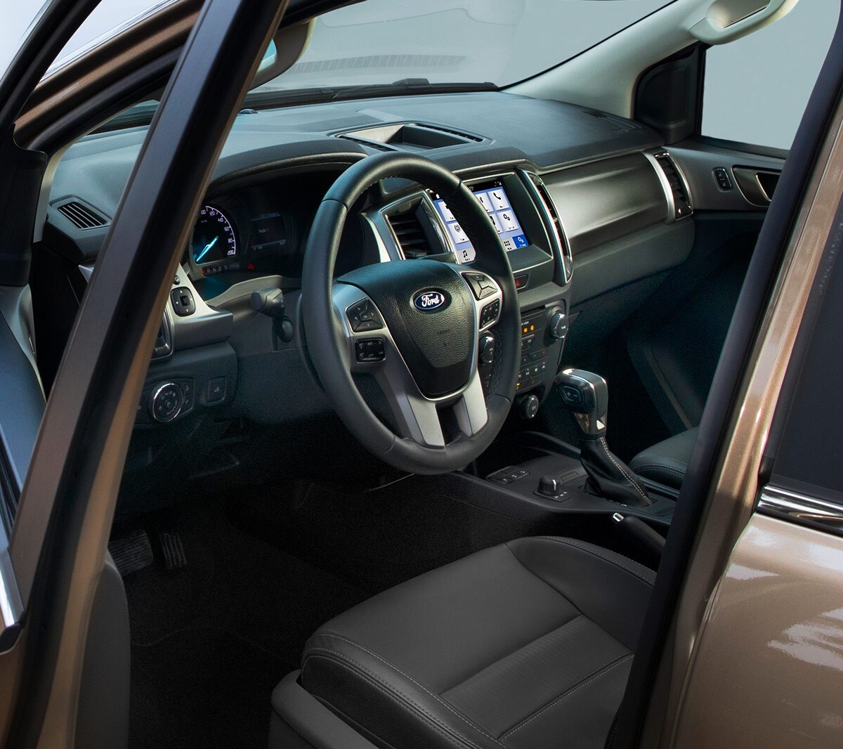 Habitacle du Ford Ranger Wildtrak, vue de la portière côté conducteur