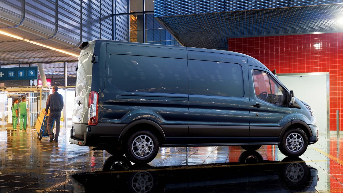 De Ford E-Transit staat in de showroom