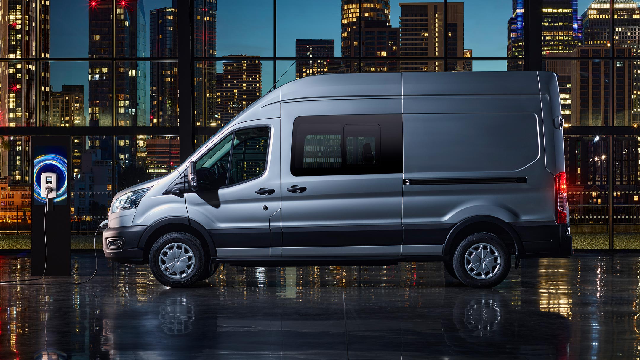 Chargement du Ford E-Transit 