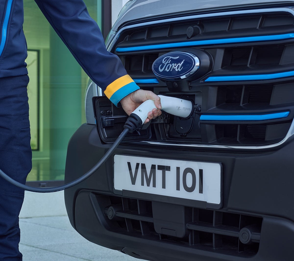 Branchement du Ford E-Transit au point de recharge 