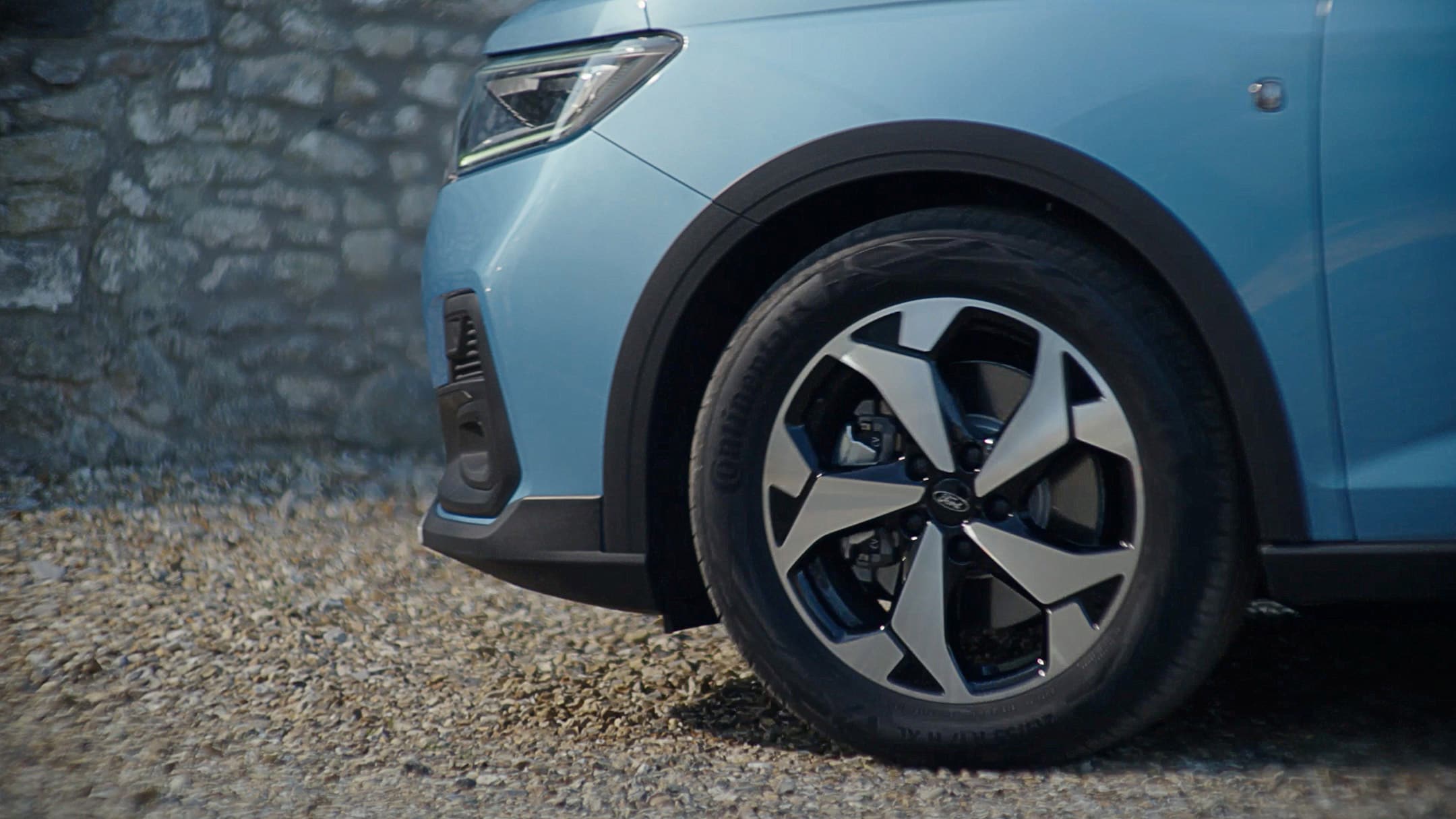 Ford Tourneo Connect Active alloy wheel close up