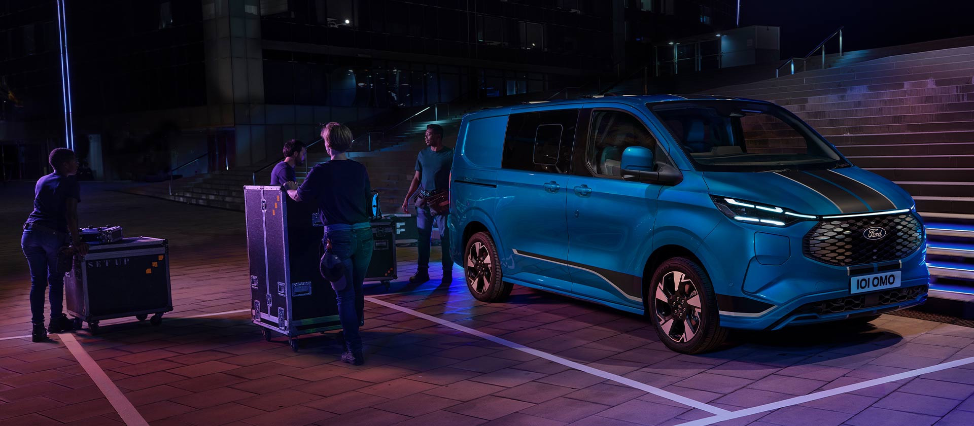 Fourgon Ford E-Transit Custom Sport double cabine bleu.