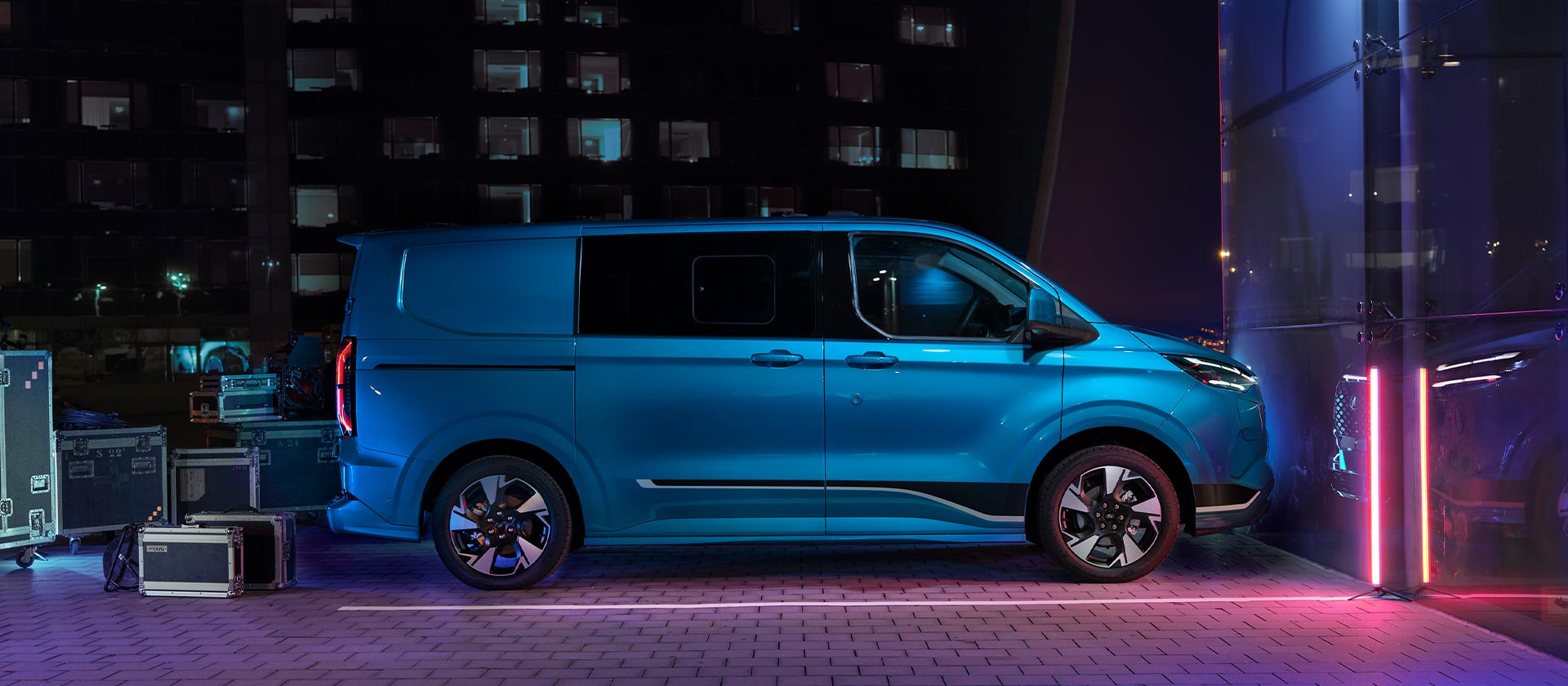 Fourgon électrique Ford E-Transit Custom bleu vu de côté.