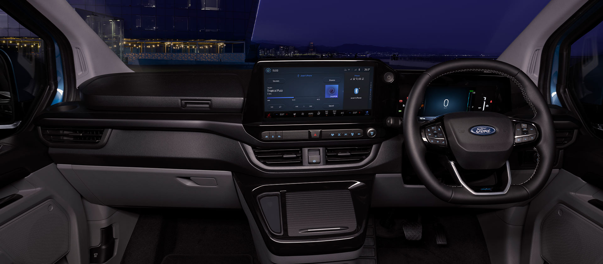 Intérieur du fourgon électrique Ford E-Transit Custom la nuit.