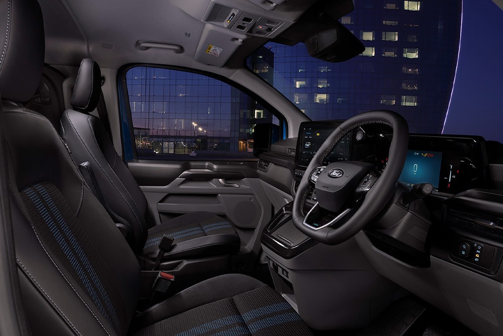 Intérieur du fourgon électrique Ford E-Transit Custom avec sièges conducteur et passager.