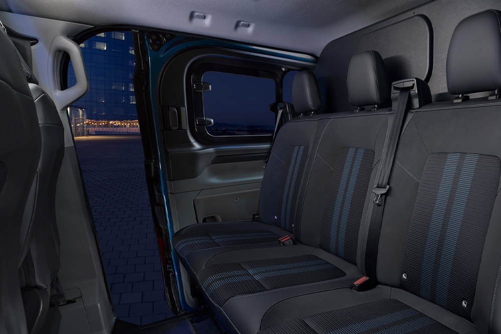Vue arrière d'un fourgon Ford E-Transit Custom Sport double cabine bleu.