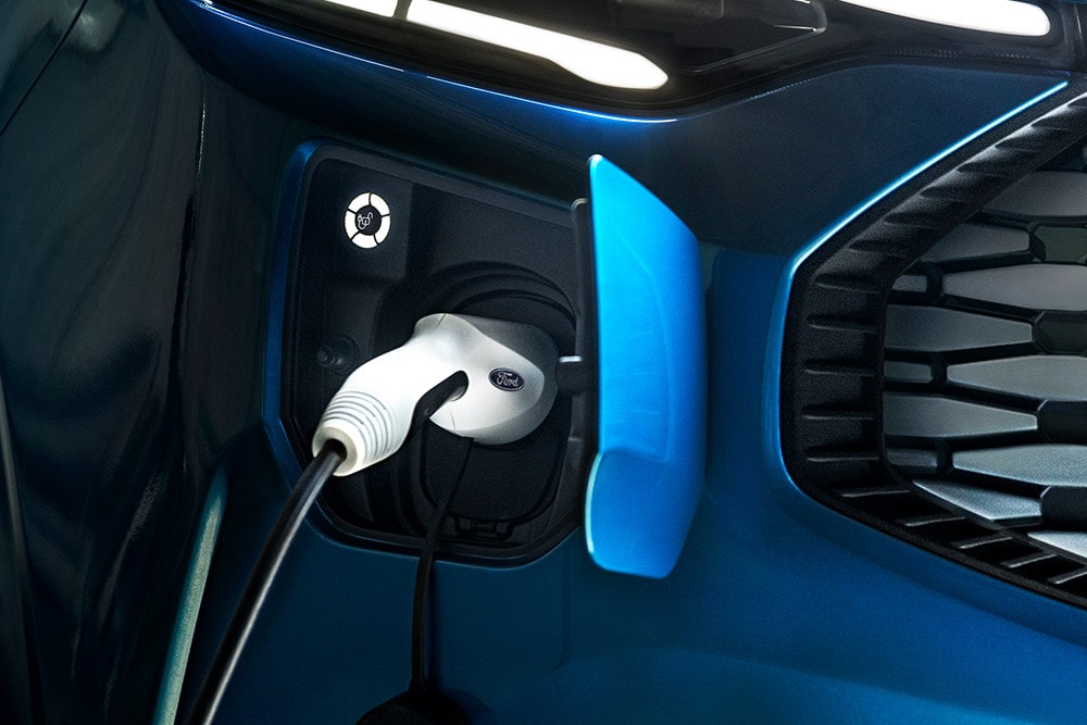 Port de charge d'un fourgon électrique Ford E-Transit Custom bleu.