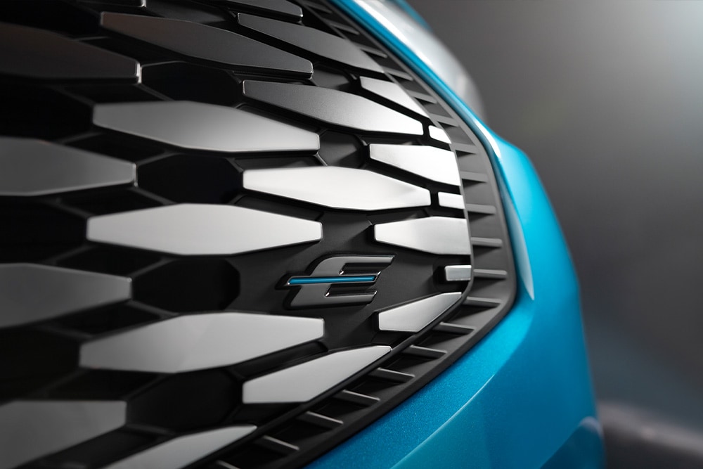 Gros plan sur la calandre du Ford E-Transit Custom.