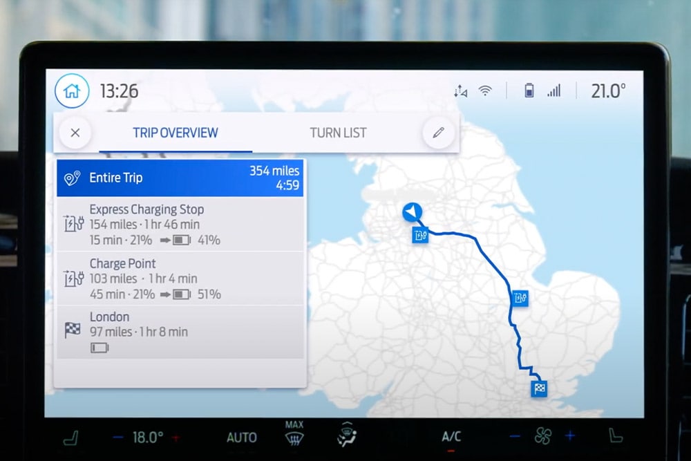 Écran de navigation à bord d’un fourgon électrique Ford E-Transit Custom montrant l’affichage d’un itinéraire.