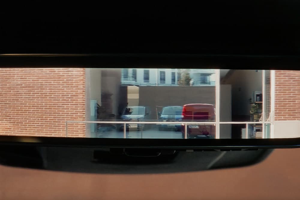 Rétroviseur à l’intérieur d’un fourgon électrique Ford E-Transit Custom.
