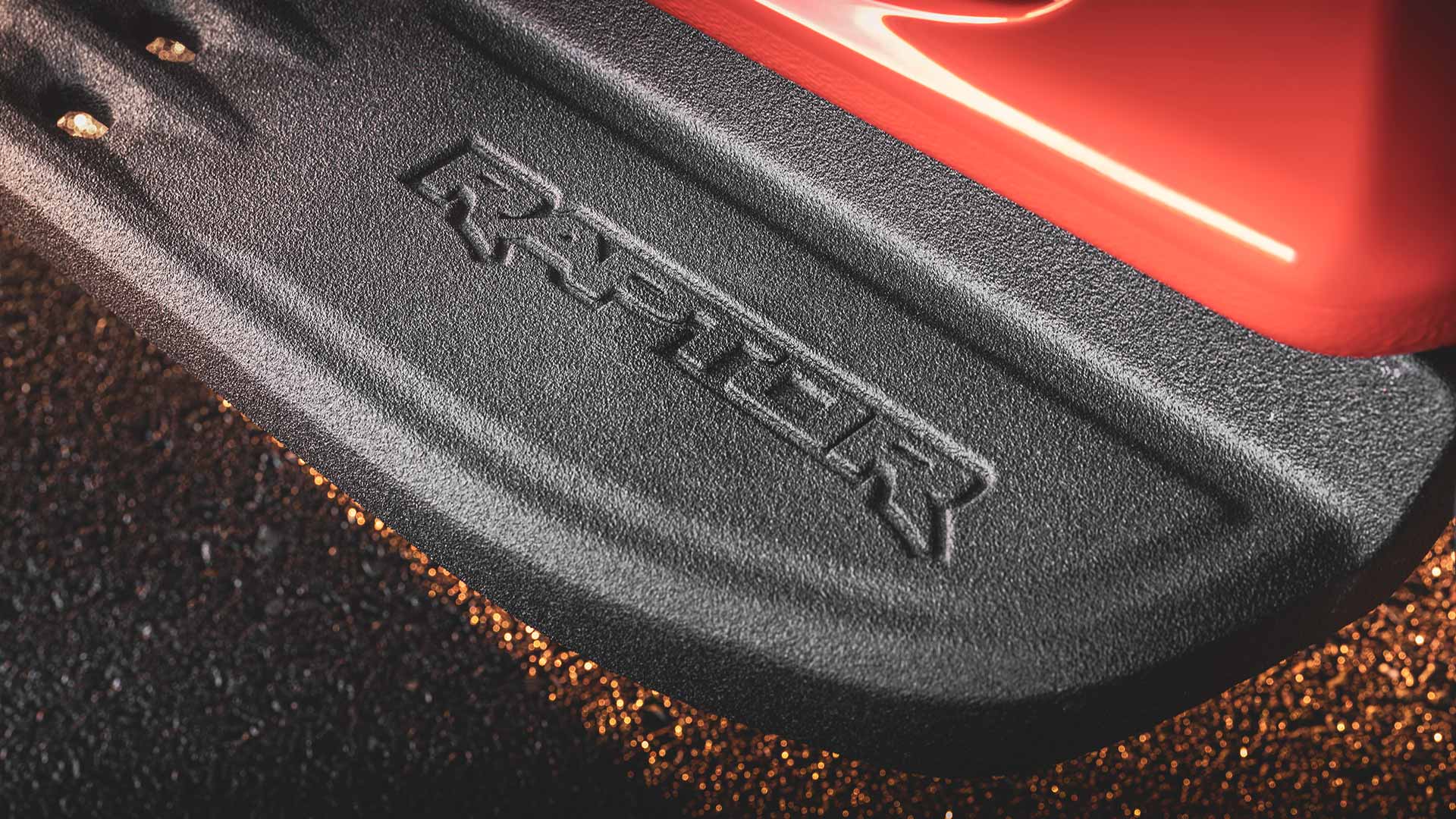 Logo Raptor en relief sur le marchepied latéral noir du Ford Ranger Raptor.