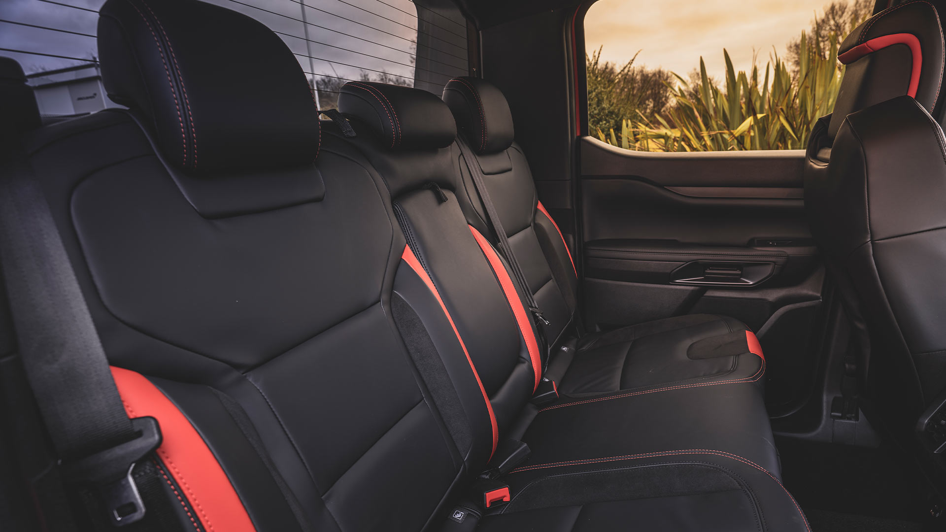 Sièges arrière du Ford Ranger Raptor, noirs avec touches de rouge.
