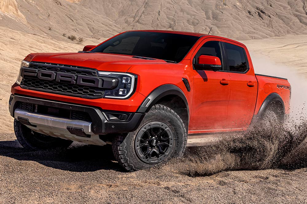 Détail des pneus et des jantes du Ford Ranger Raptor en couleur Code Orange.