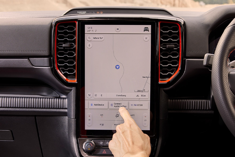 Une personne sélectionne des options sur l’écran de navigation du Ford Ranger Raptor.