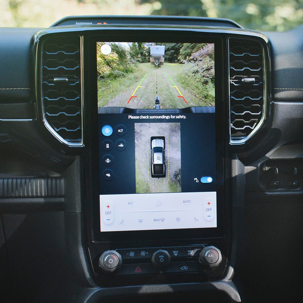 Écran tactile du Ford Ranger Raptor affichant la caméra 360°.