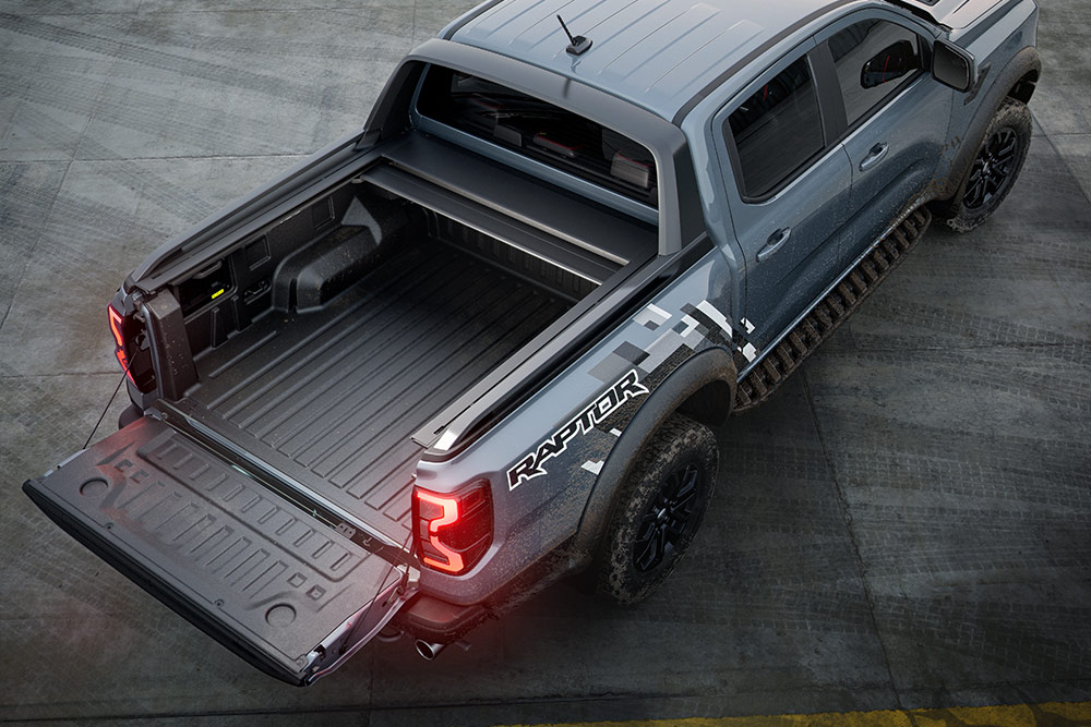 Vue arrière d'un Ford Ranger Raptor, centrée sur son plateau de chargement et son hayon.