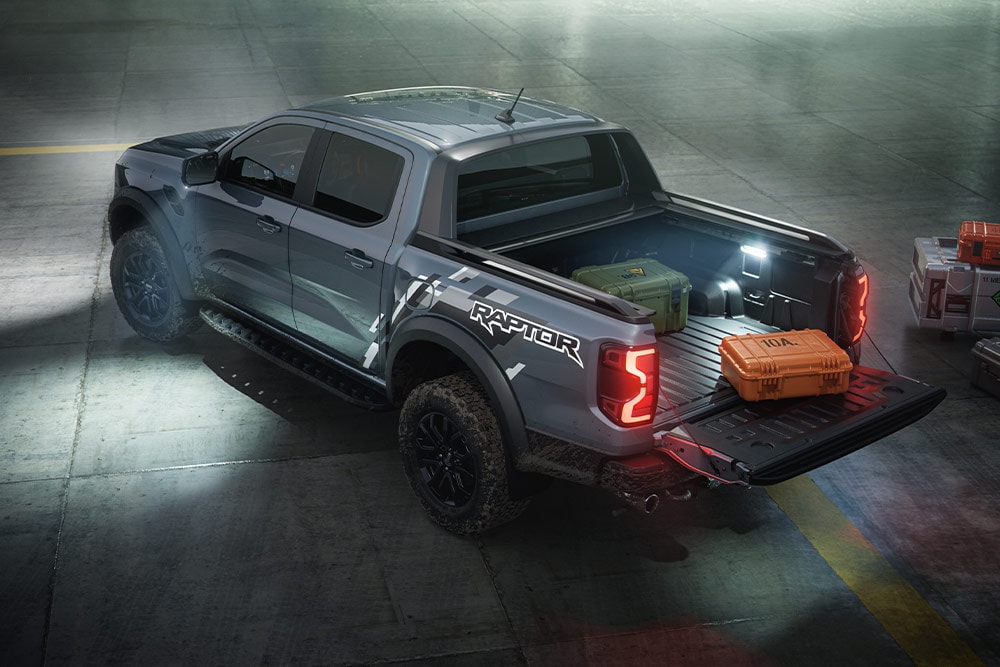 Vue arrière d'un Ford Ranger Raptor centrée sur son éclairage de zones extérieures.