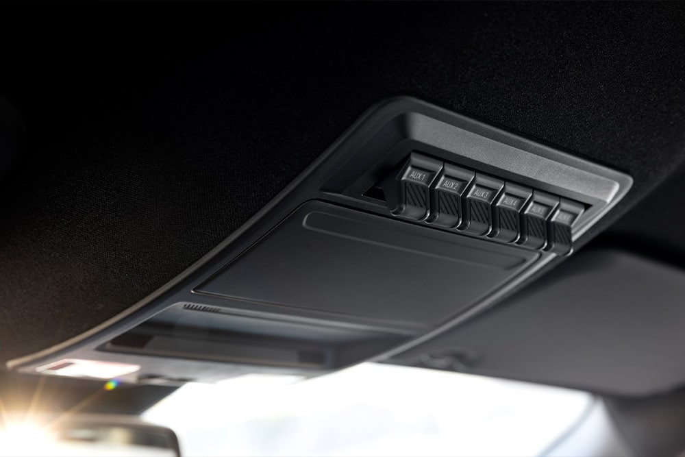 Gros plan sur le bloc d'interrupteurs supplémentaire d'un Ford Ranger Raptor.