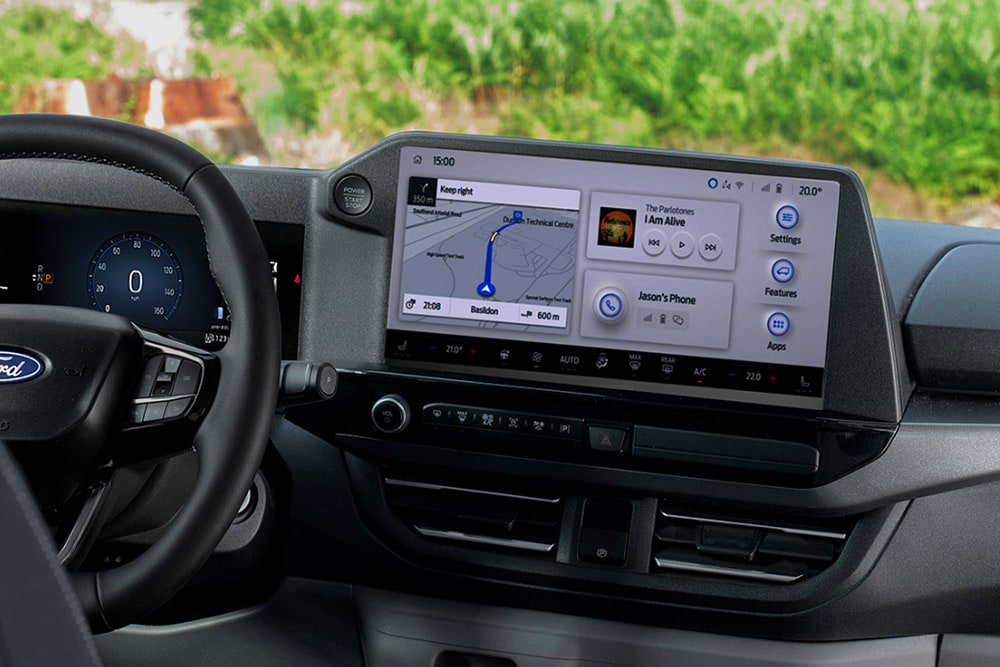 Écran tactile 13" affichant l’interface SYNC™ 4 sur le tableau de bord du Ford Transit Custom Nugget. 