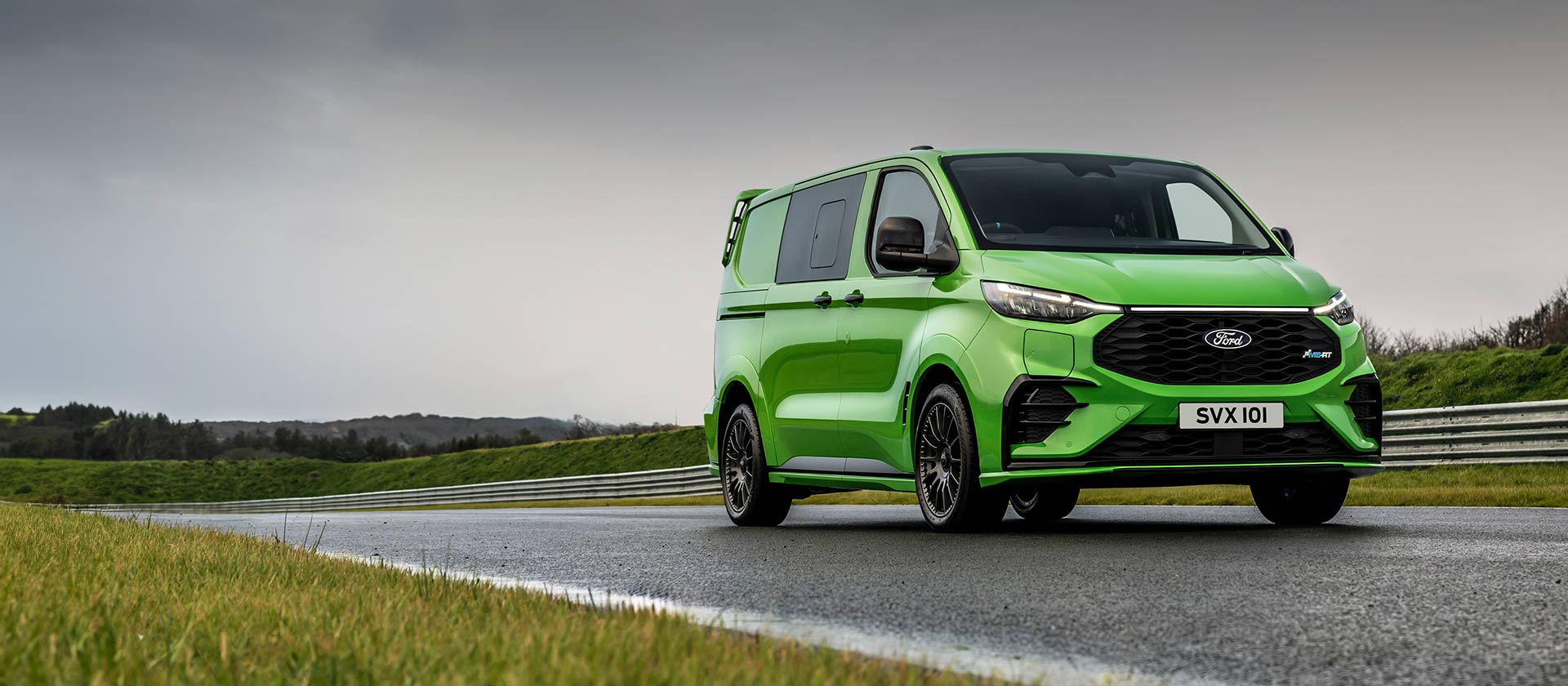 Un Ford Transit Custom MS-RT vert roule sur une piste.