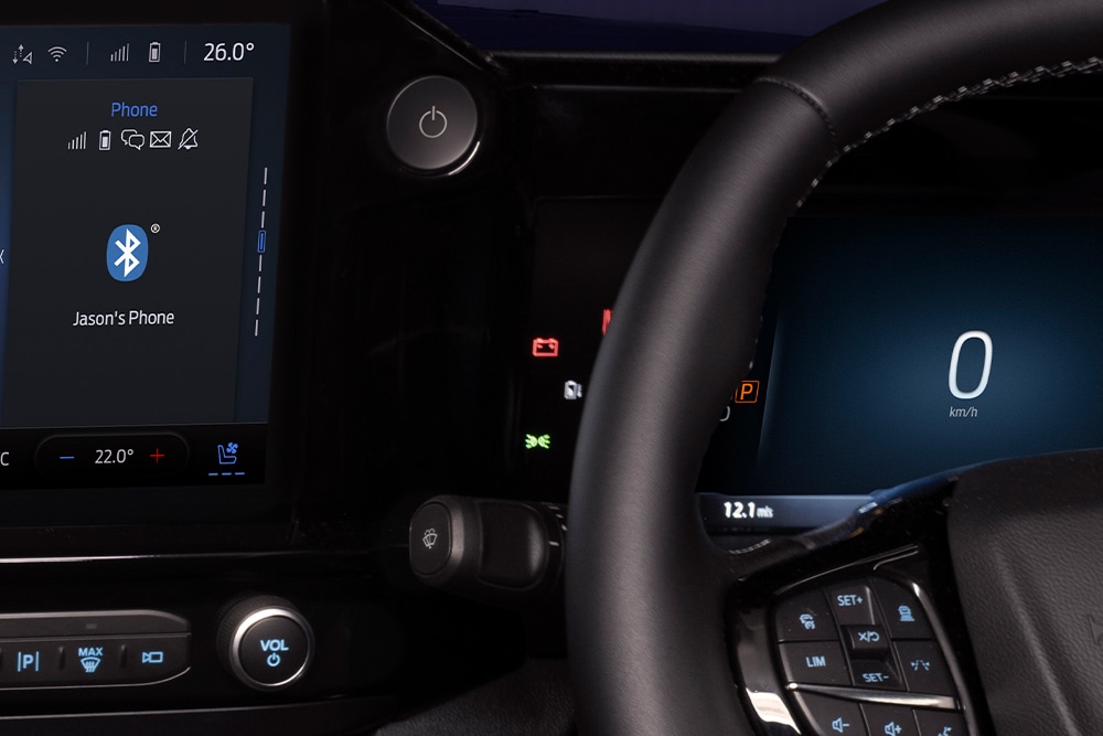 Gros plan sur le bouton Start à bord d’un fourgon électrique Ford E-Transit Custom.