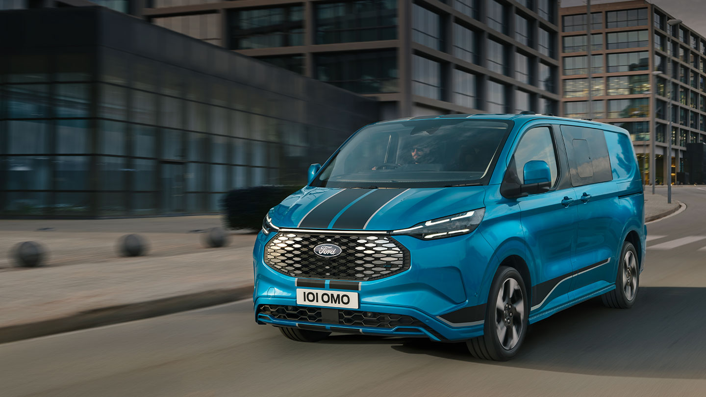 Fourgon Ford E-Transit Custom Sport Multi-use bleu.