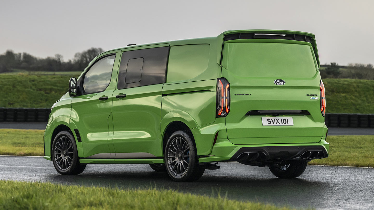 Vue arrière d'un Ford Transit Custom MS-RT vert.