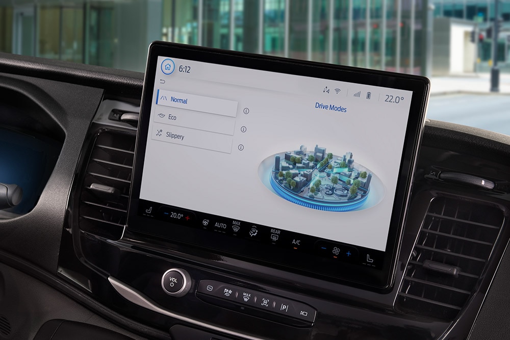 Tableau de bord d’un fourgon électrique Ford E-Transit, avec un écran tactile affichant les modes de conduite.
