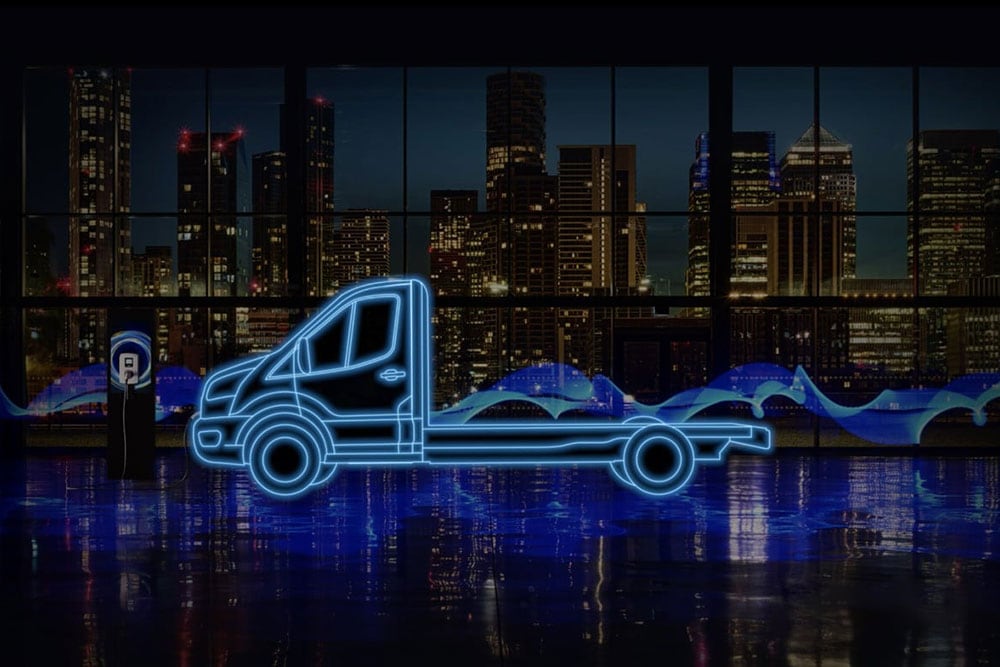 Contour bleu fluo d’un Ford E‑Transit châssis-cabine et d’une borne de recharge sur fond de panorama urbain.