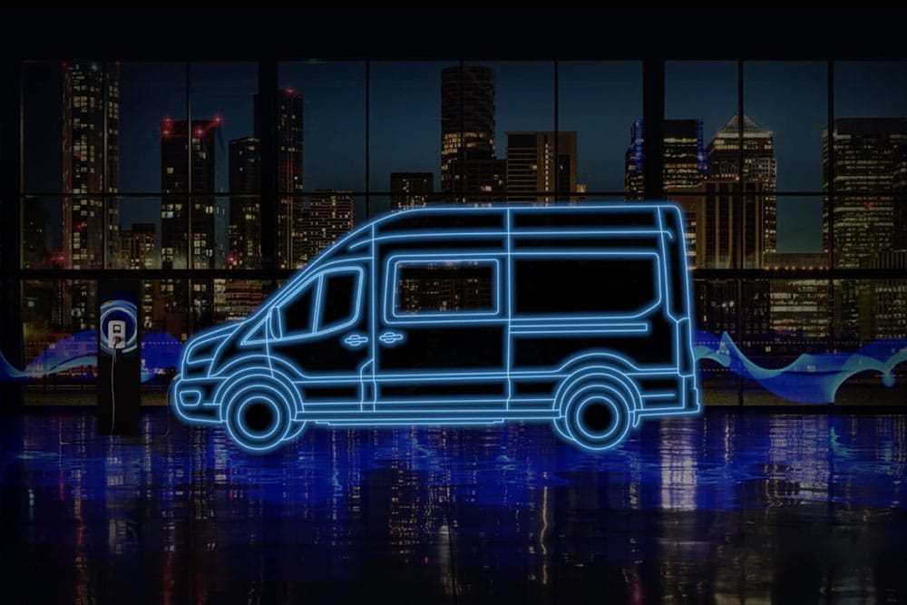 Contour bleu fluo d’un fourgon Ford E‑Transit double cabine et d’une borne de recharge sur fond de panorama urbain.