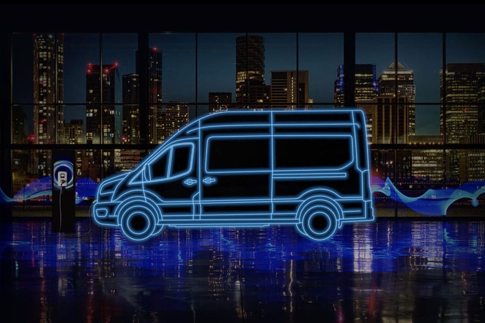 Contour bleu fluo d’un fourgon électrique Ford E‑Transit et d’une borne de recharge sur fond de panorama urbain.
