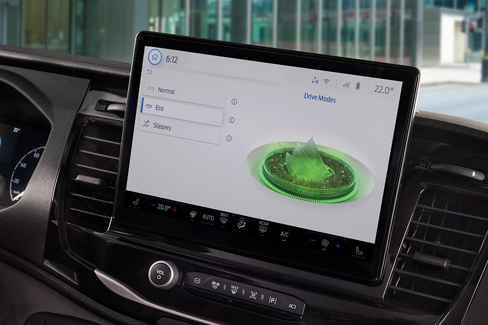Tableau de bord d’un fourgon électrique Ford E-Transit, avec un écran tactile affichant les modes de conduite.