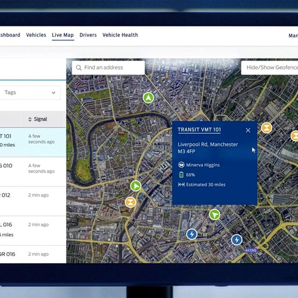 Écran tactile affichant le logiciel Ford Pro Telematics, avec une carte indiquant la position des véhicules.